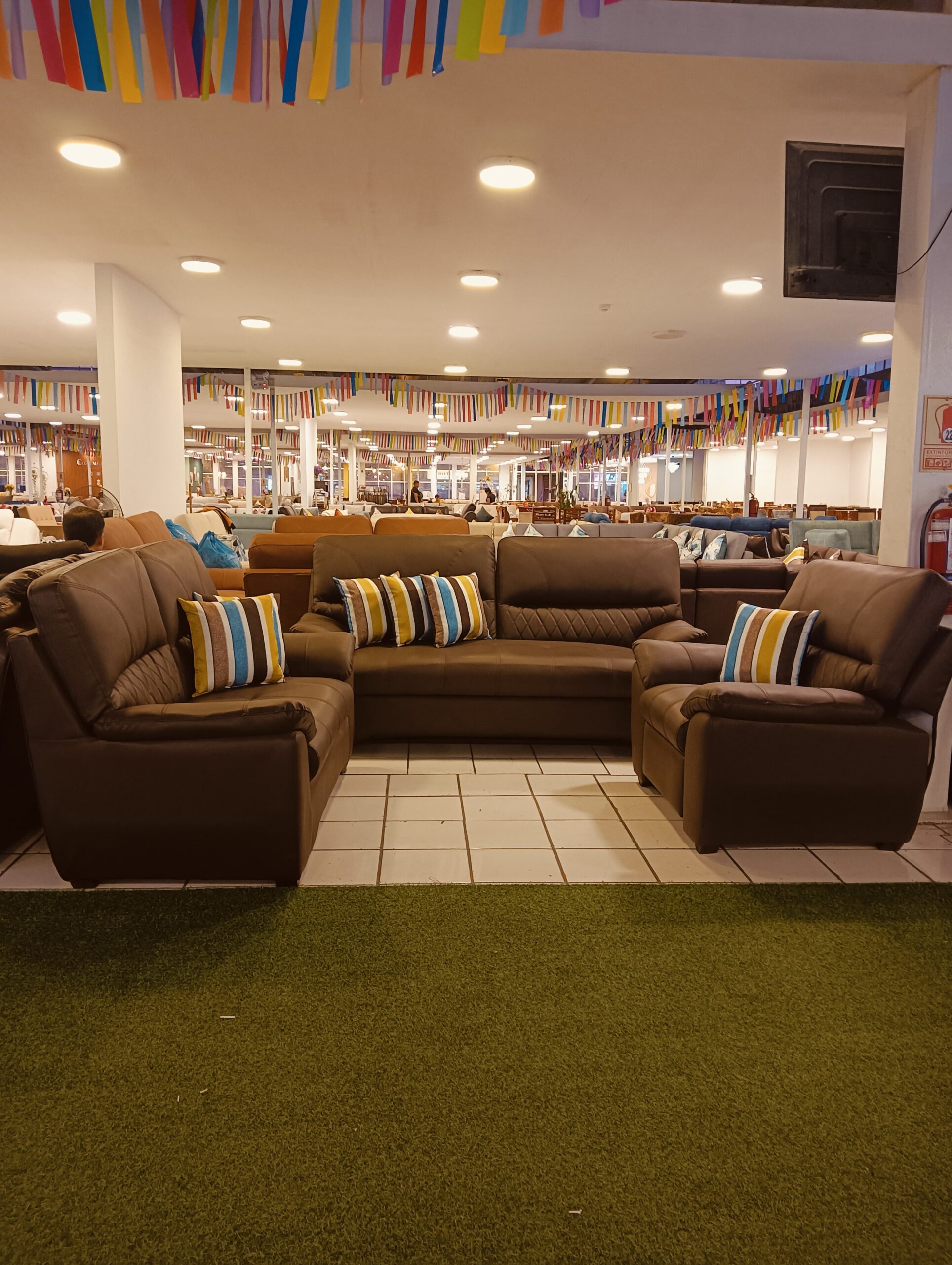 Juego de Sala 3-2-1 cuero prana, modelo Novo, precio 3,000 Soles2-1