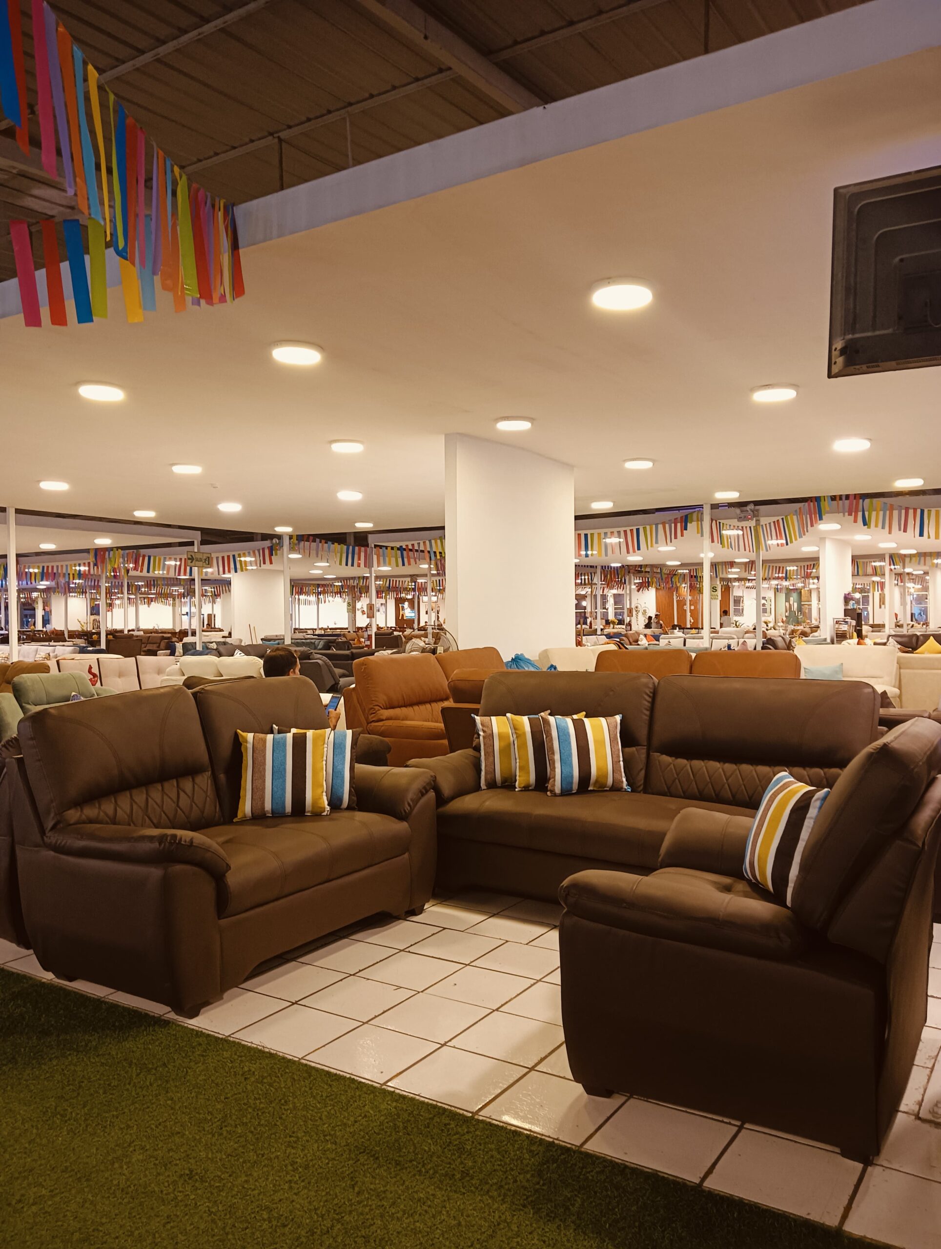 Juego de Sala 3-2-1 cuero prana, modelo Novo, precio 3,000 Soles2-3