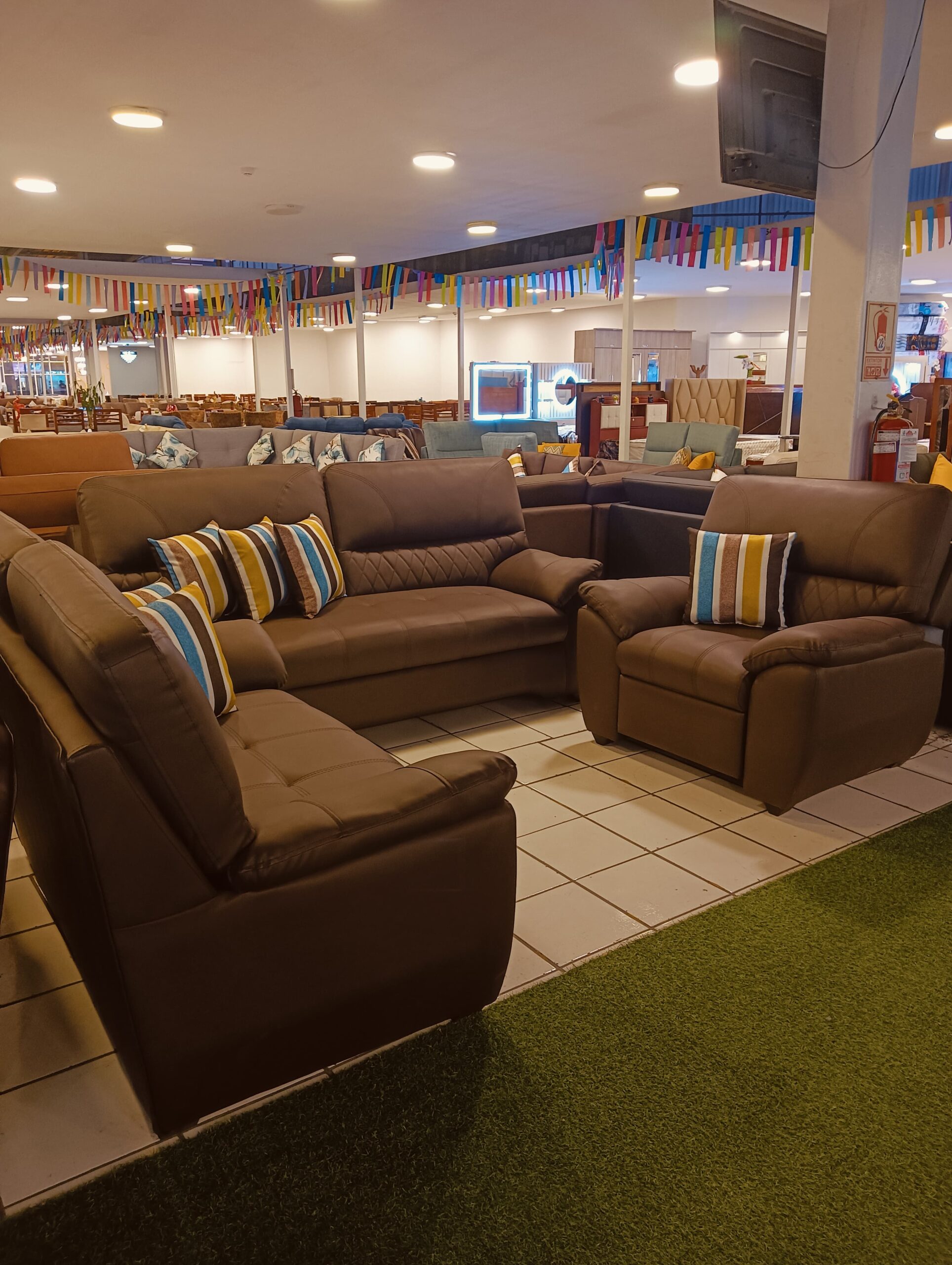 Juego de Sala 3-2-1 cuero prana, modelo Novo, precio 3,000 Soles2-4